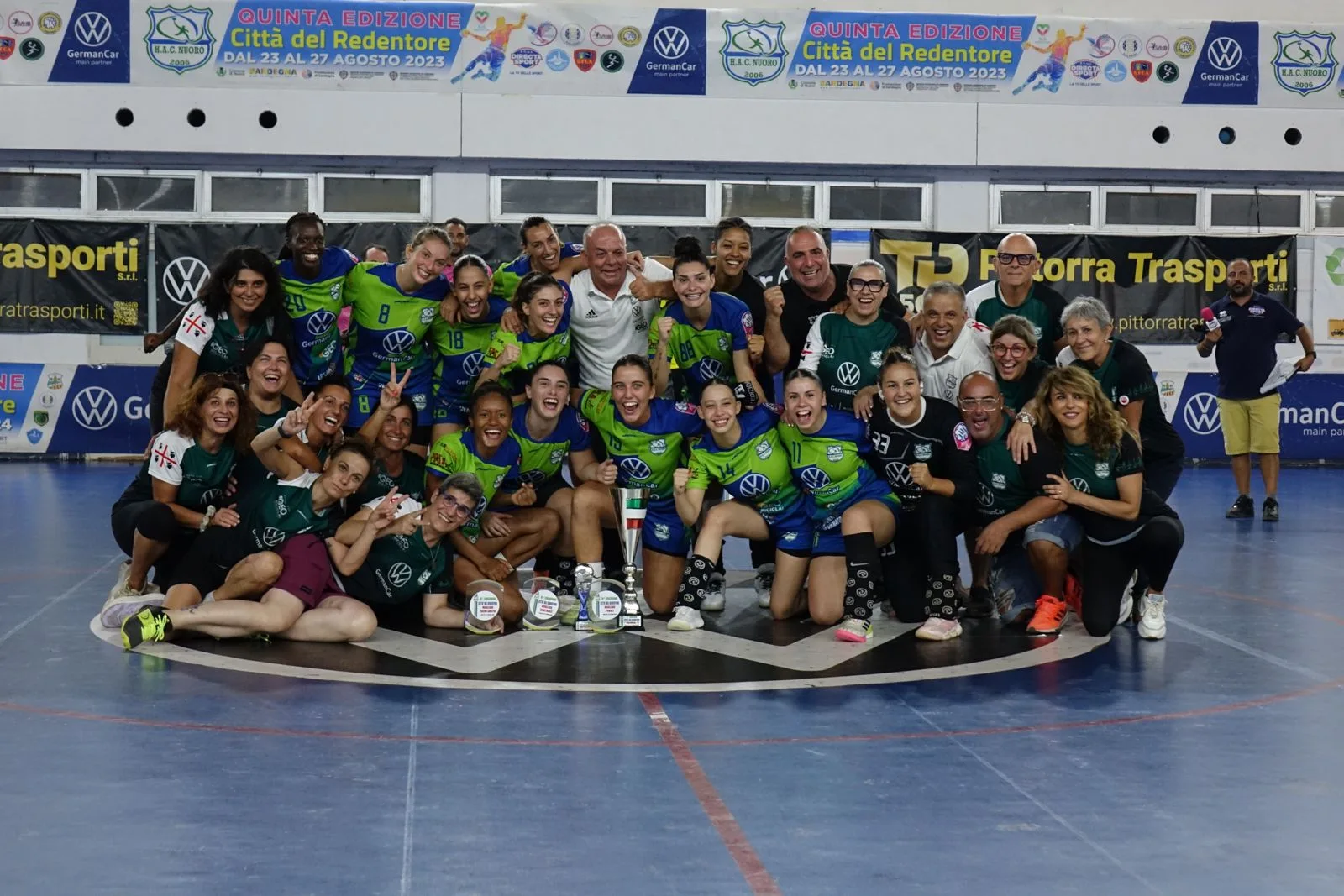 La formazione di Serie A1 femminile della Hand Ball Nuoro si aggiudica la nona edizione del Torneo del Redentore (Foto di Massimo Betocchi).