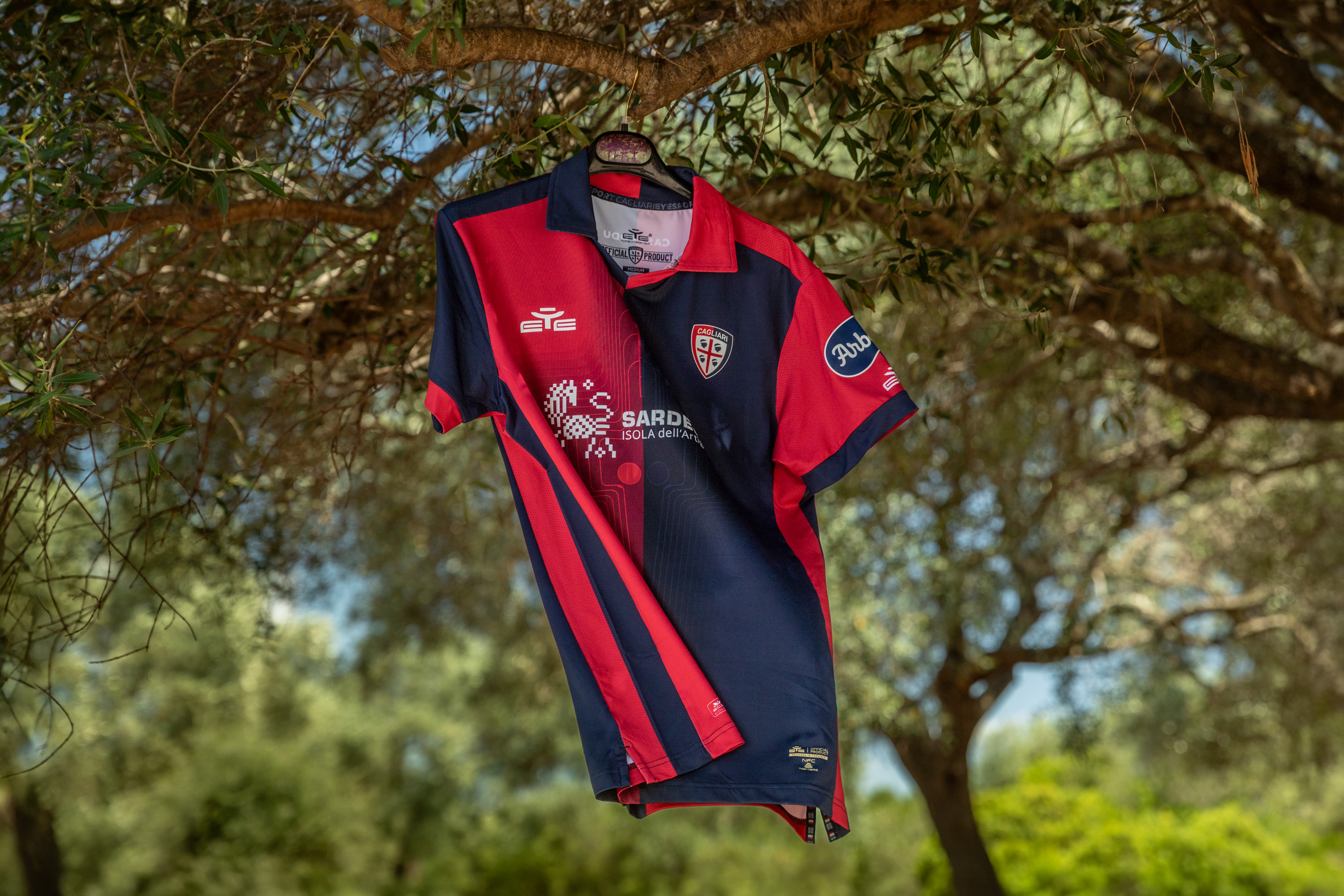 Le nuove maglie del Cagliari esaltano la sostenibilità