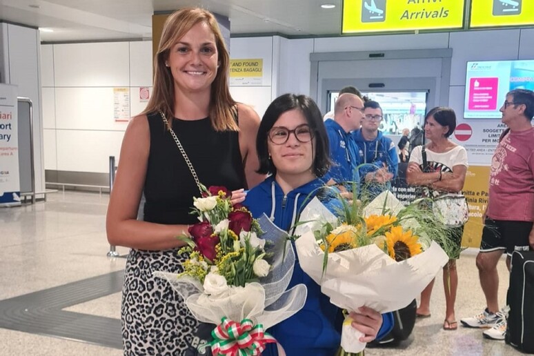 L’atleta paralimpica sarda Francesca Secci ha accompagnato Novella Caligaris nell’ attraversamento dello Stretto di Messina