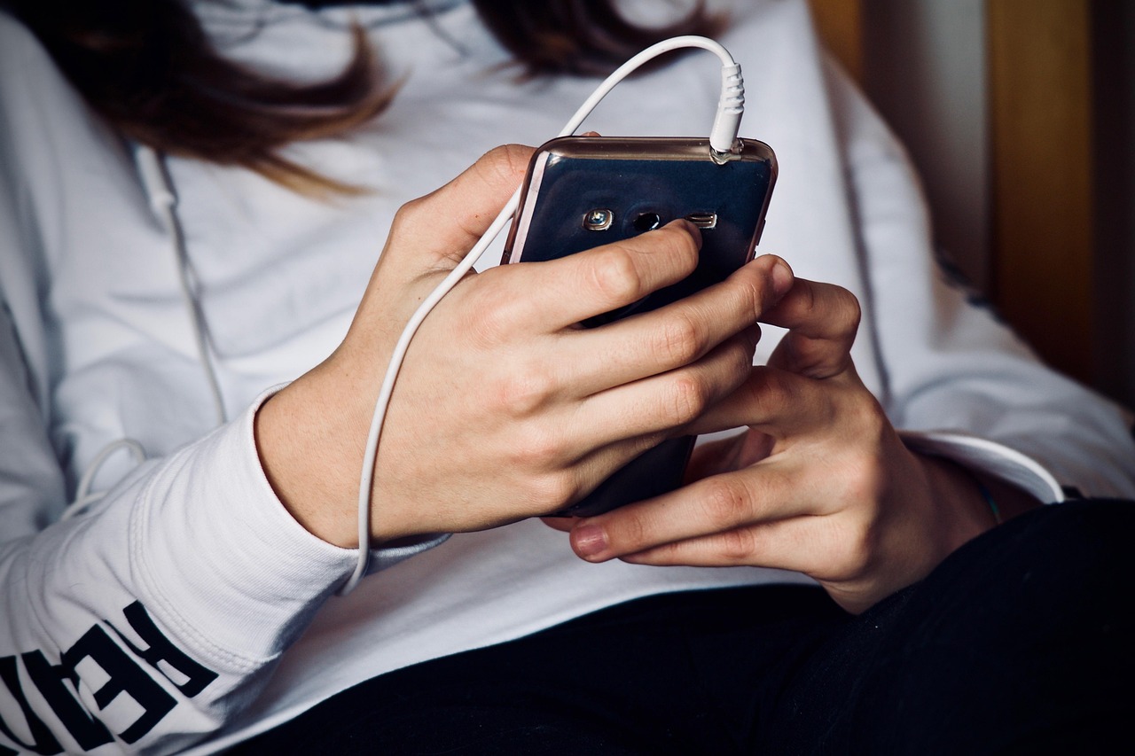 Dal cibo ai social, quasi 2 milioni di adolescenti della ‘Generazione Z’ a rischio dipendenze comportamentali