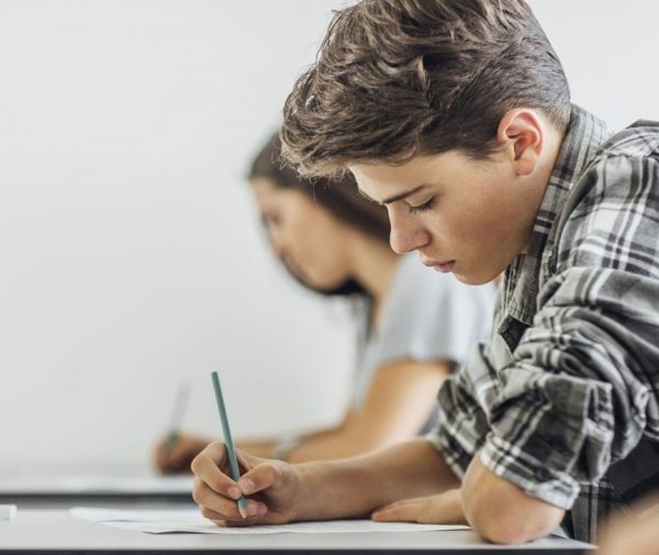 La postura durante lo studio o il lavoro non è da sottovalutare per evitare scompensi nella crescita.