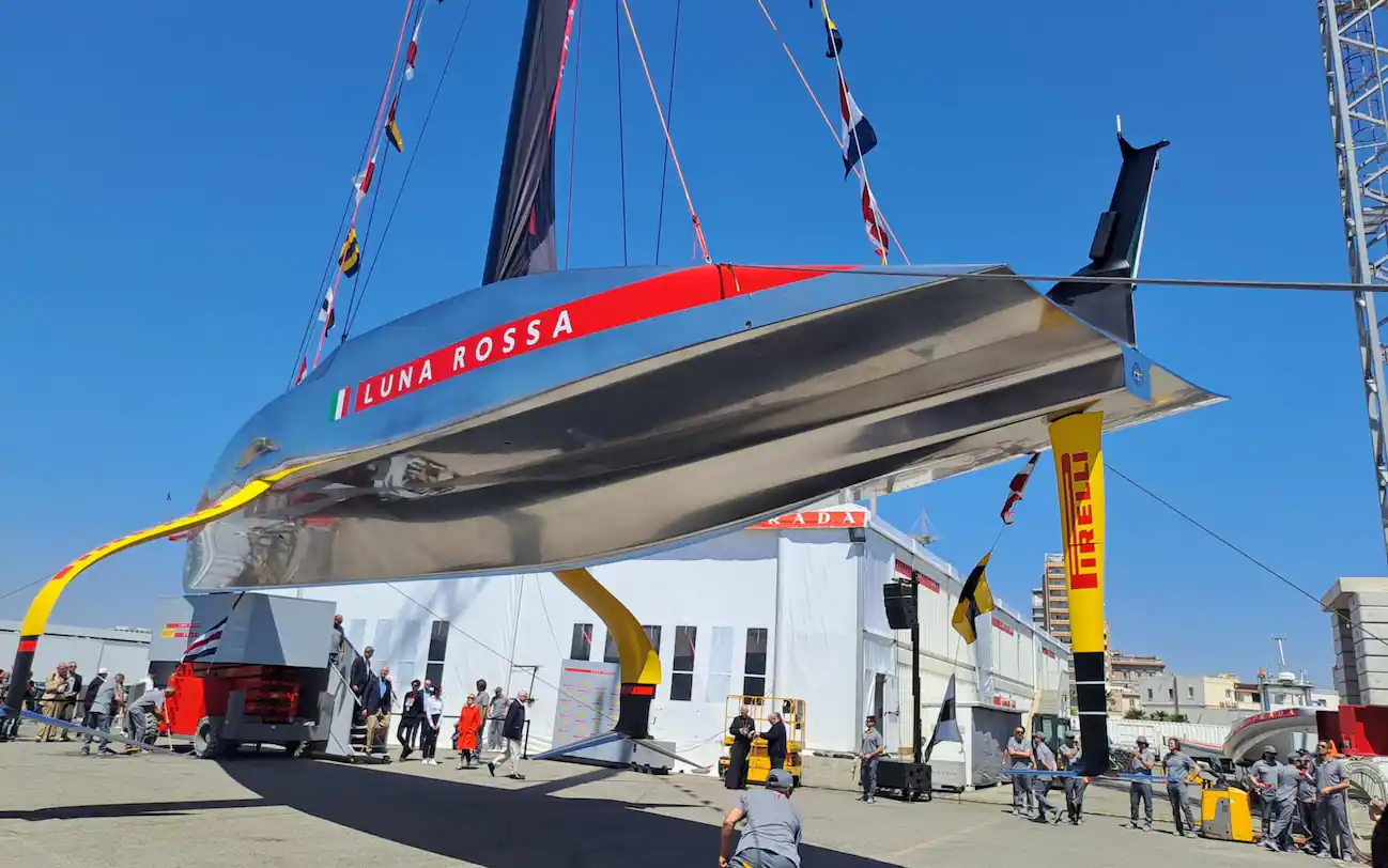 Scafo d'argento e ali gialle, varata a Cagliari la nuova Luna Rossa.