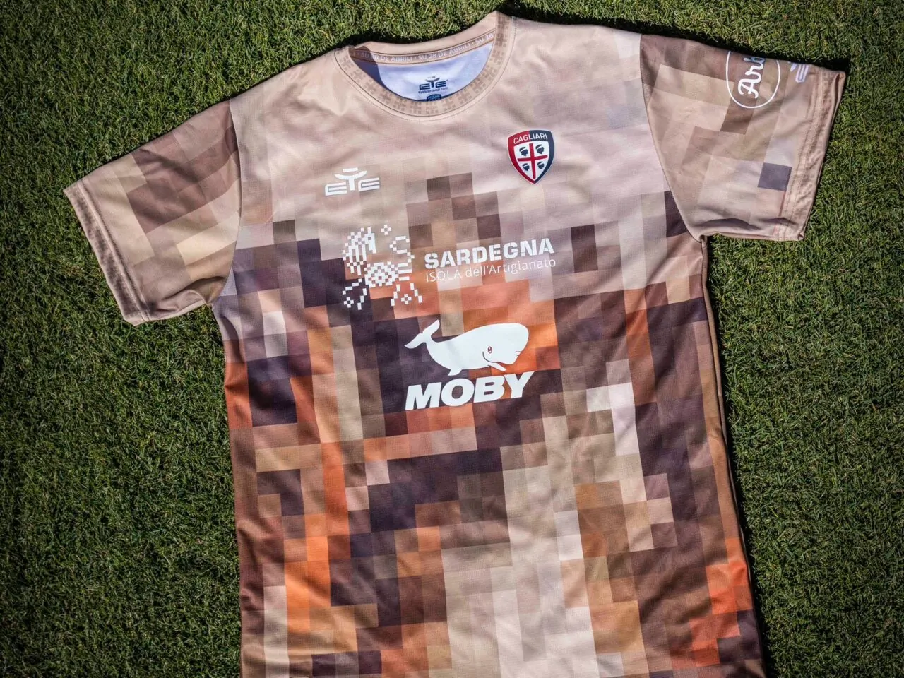 Il Cagliari omaggia “Sa Die de sa Sardigna” con una maglia celebrativa.
