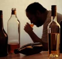 Il consumo dell’alcol in Italia è in continua escalation. Aumentano anche le donne che fanno uso di qualche bicchiere di vino in più.