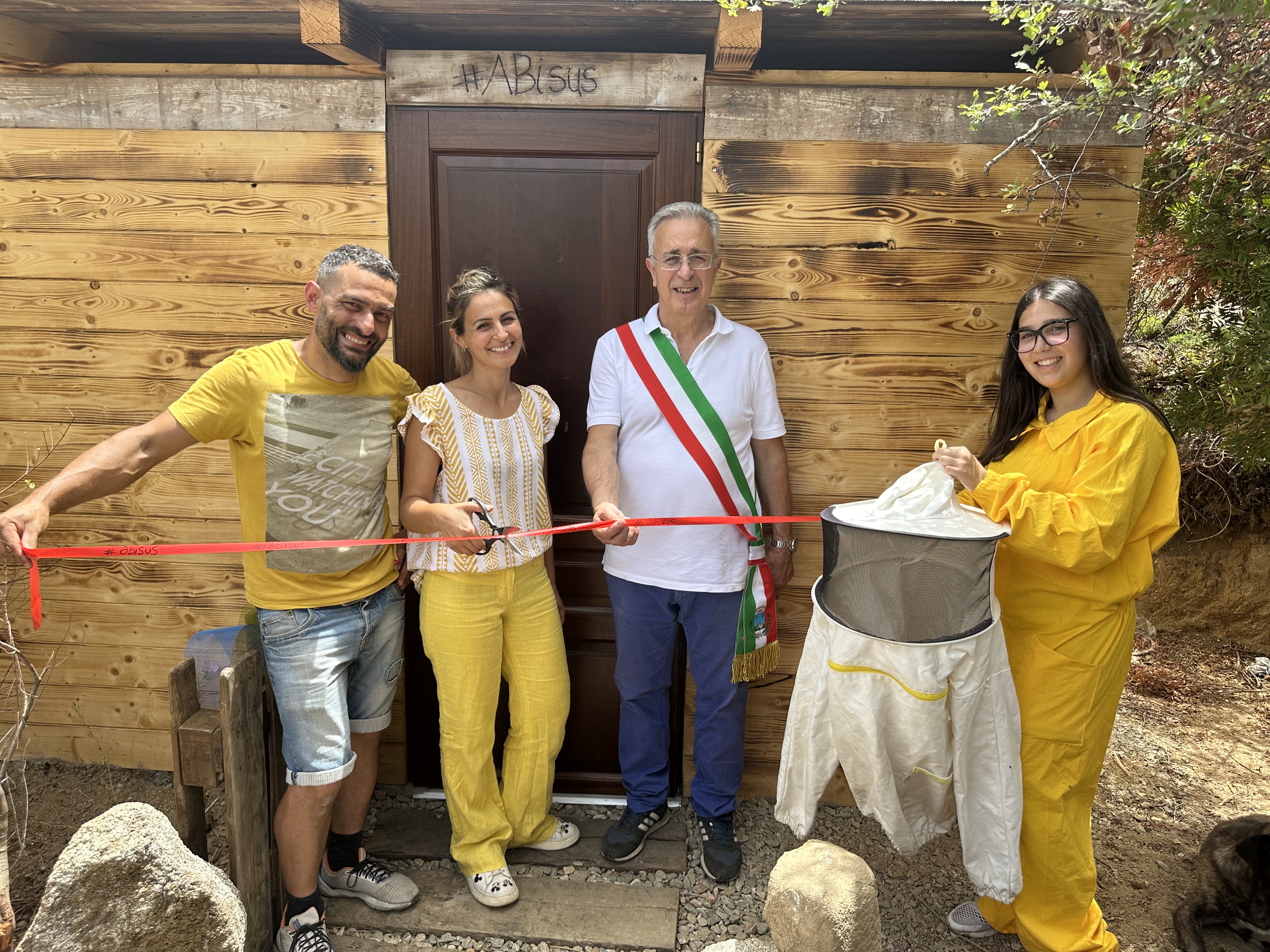 Si materializza un sogno: via al progetto per la valorizzazione di Abisus, l’apiario della naturopata Anita Murino.