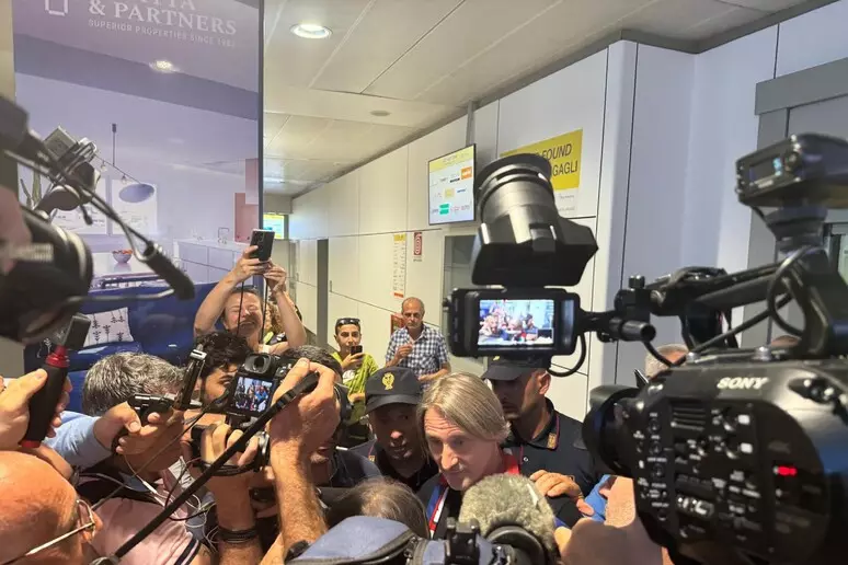 Davide Nicola sbarcato a Cagliari, l'abbraccio dei tifosi è bene augurante.