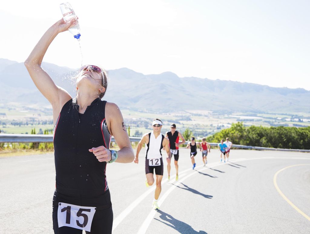 Corsa e idratazione, la base del benessere del runner. Soprattutto nel periodo estivo è necessario maggior controllo.