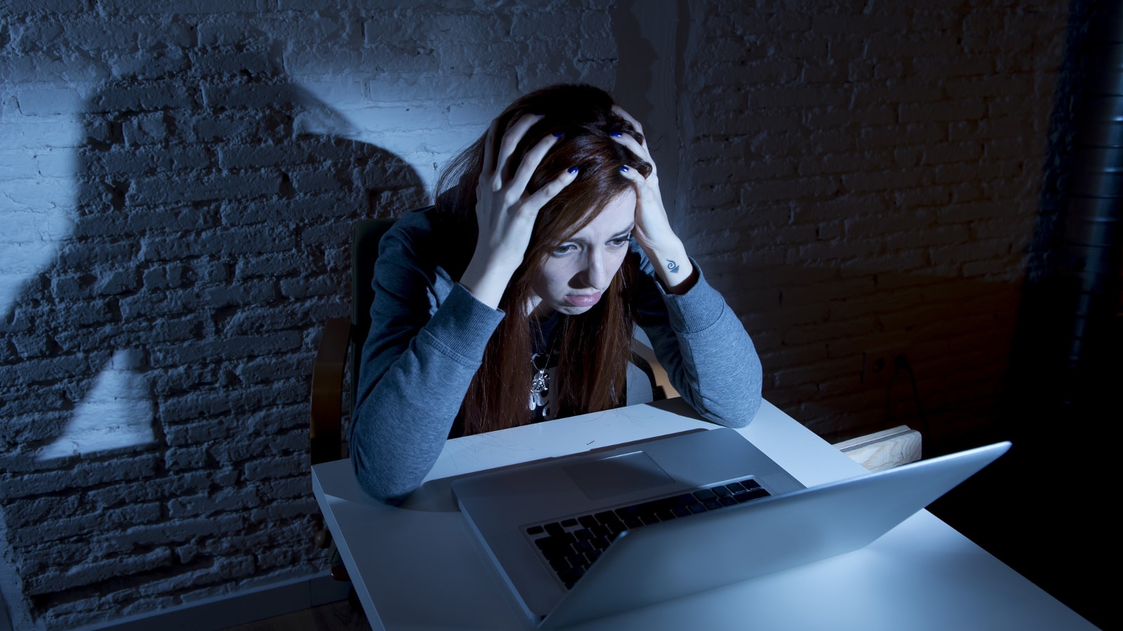 Il cyberbullismo consiste in atti di tipo offensivo e prevaricatorio a danno di una persona perpetrati attraverso l’utilizzo dei social network, delle chat e in generale della rete Internet.