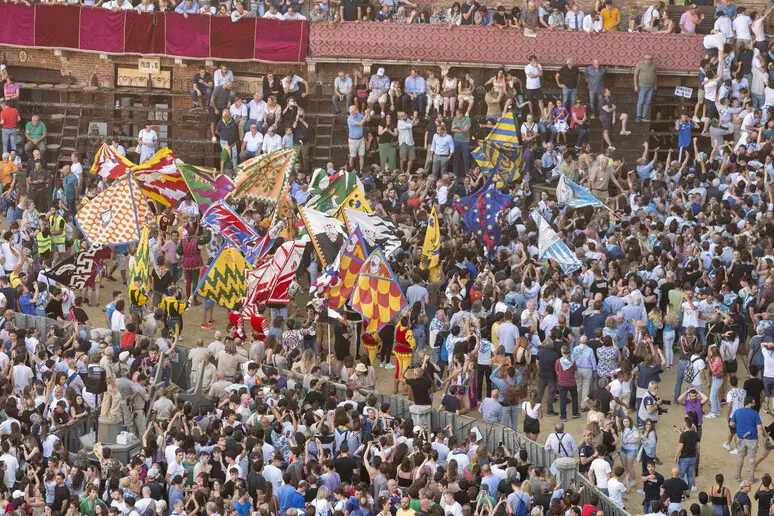 Palio di Siena: vince la contrada della Lupa del fantino sardo Dino Pes. La corsa era stata rinviata di un giorno per il maltempo.