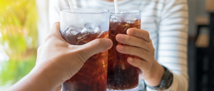 Consumare bibite gassate è un’abitudine quotidiana apparentemente innocua che può avere effetti decisamente negativi per la nostra salute.