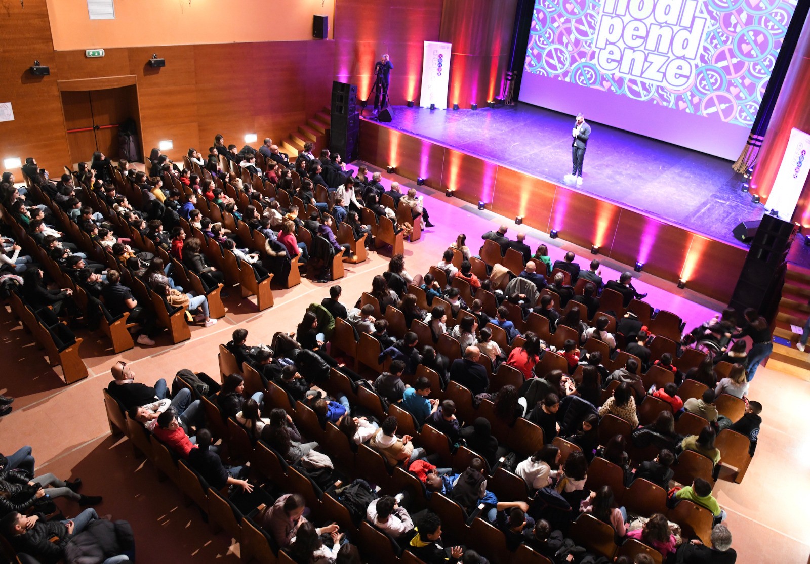 A Nuoro nella cornice del Teatro Eliseo coinvolti 400 studenti. Prosegue senza soste il “tour no-dipendenze”.