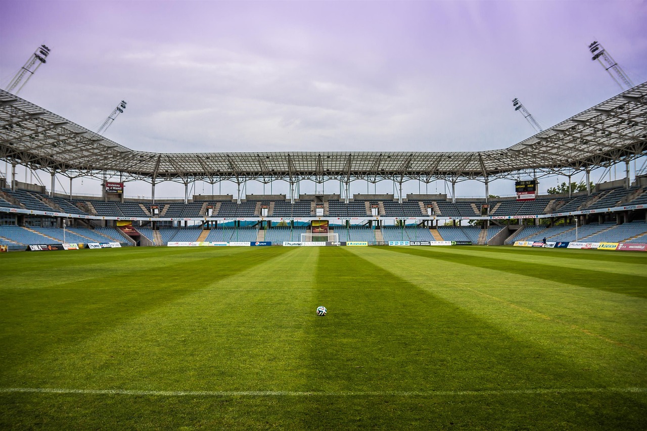 Il Cagliari sbaglia l’approccio. La Juventus sblocca con Vlahovic e poi regge la reazione rossoblù conquistando i tre punti.