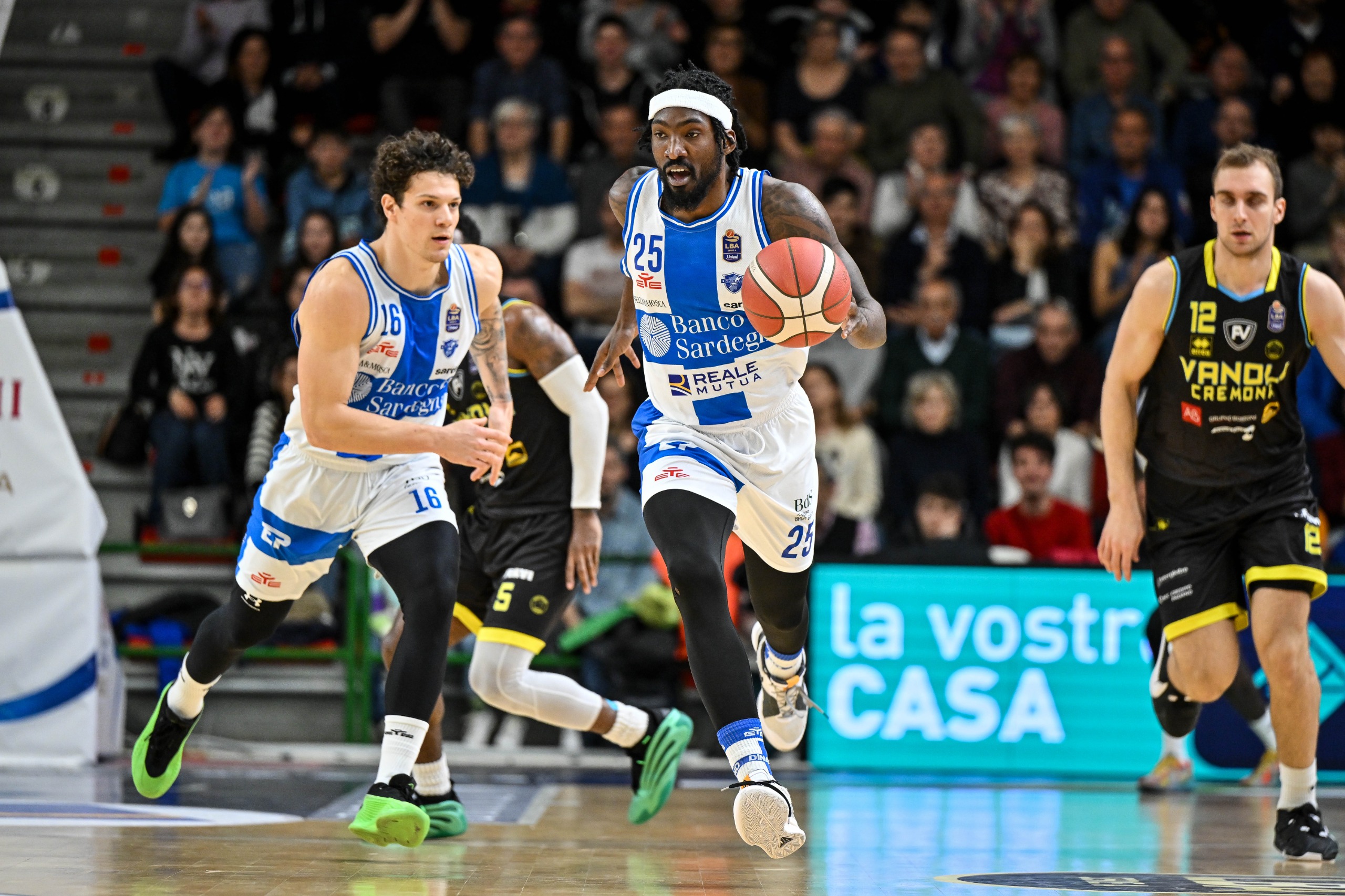 La Dinamo coglie la sua seconda vittoria consecutiva, batte la Vanoli Cremona e fa un passo avanti verso la salvezza.