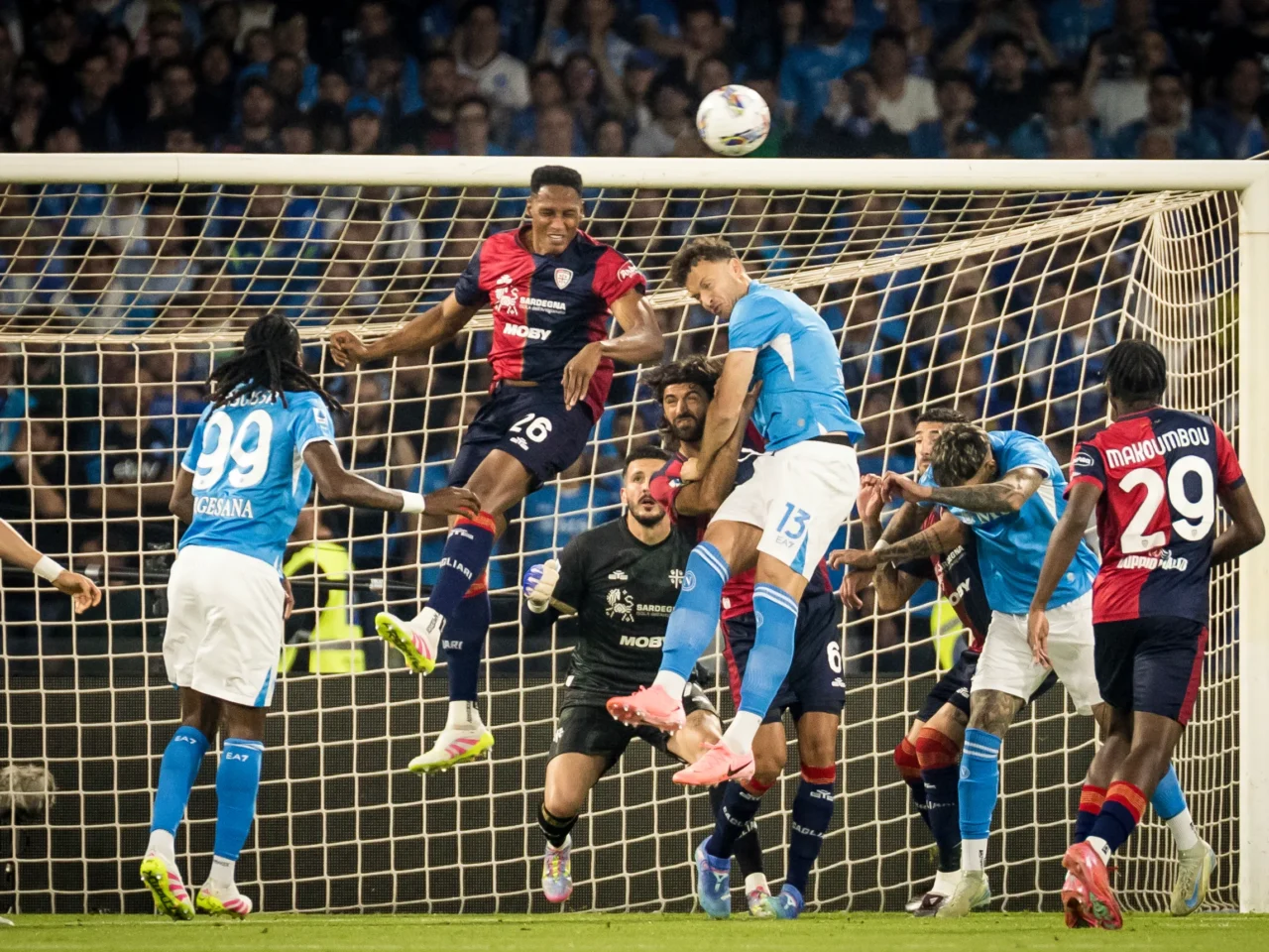 È un Cagliari comunque vivo, però il Napoli non perde l’occasione e vince 2 a 0. Per i partenopei è il quarto scudetto della storia.