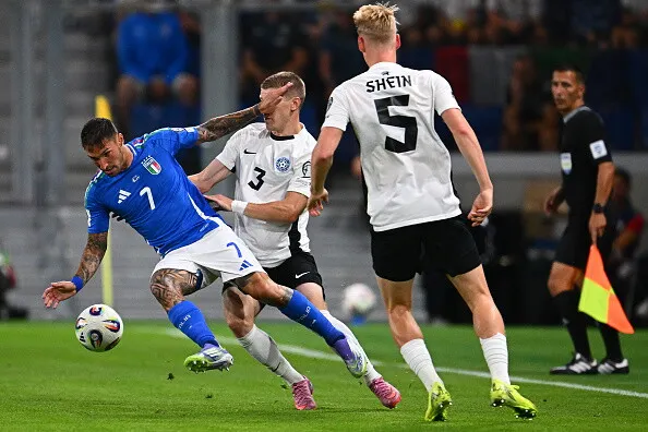 L’Italia di Nicolò Barella supera l’Estonia, ma rimane al terzo posto nel girone. In rete Retegui (2), Kean, Raspadori e Bastoni.