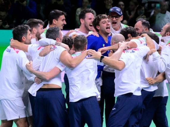 Terzo titolo consecutivo per la Nazionale capitanata da Filippo Volandri. Flavio Cobolli vince con il punteggio di 1-6, 7-6, 7-5 dopo il successo di Berrettini (6-3, 6-4).
